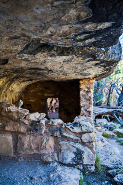 cliff dwelling ruins at walnut canyon national monument in arizona, états-unis - walnut canyon ruins photos et images de collection