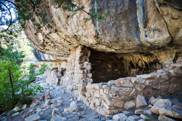 cliff dwelling ruins at walnut canyon national monument in arizona, états-unis - walnut canyon ruins photos et images de collection