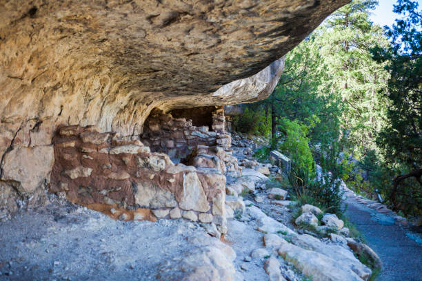 米国アリゾナ州ウォルナットキャニオン国立記念碑の崖住居遺跡 - walnut canyon ruins ストックフォトと画像