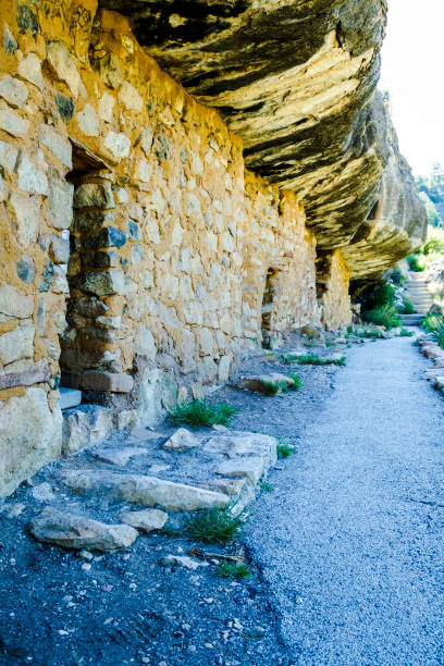 米国アリゾナ州ウォルナットキャニオン国立記念碑の崖住居遺跡 - walnut canyon ruins ストックフォトと画像