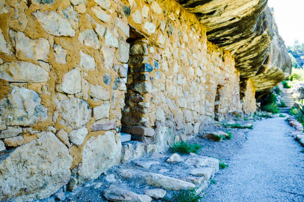 米国アリゾナ州ウォルナットキャニオン国立記念碑の崖住居遺跡 - walnut canyon ruins ストックフォトと画像