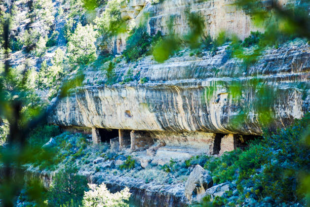 cliff dwelling ruins at walnut canyon national monument in arizona, états-unis - walnut canyon ruins photos et images de collection