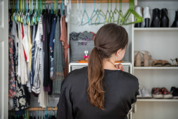 mujer joven decidiendo qué usar de su armario - ponytail hairstyle female back fotografías e imágenes de stock