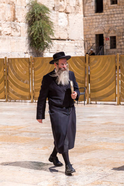 ein ultraorthodoxer jude oder haridi-mann in jerusalem - ultra orthodox judaism stock-fotos und bilder