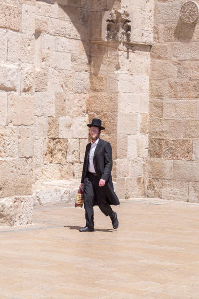 ein ultraorthodoxer jude oder haridi-mann in jerusalem - ultra orthodox judaism stock-fotos und bilder