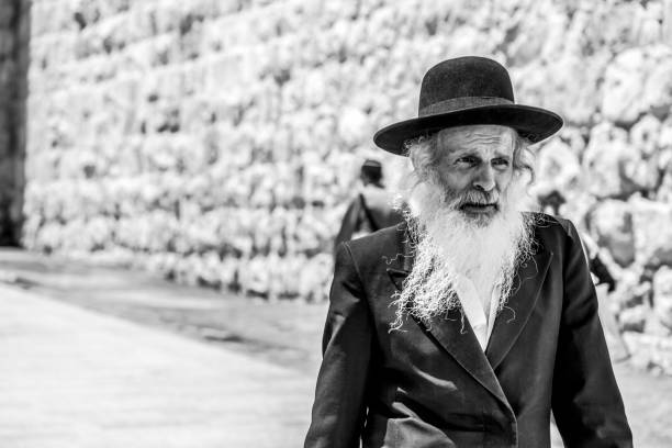 senior haridi man with beard and religious outfit in jerusalem, israel - hasidism imagens e fotografias de stock