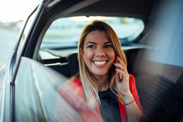 это всегда приятно получить положительные отзывы! - luxury car women smart phone стоковые фото и изображения