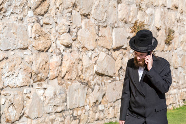 エルサレムの超正統派のユダヤ人またはハリディの男 - hasidism ストックフォトと画像