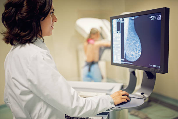 医師は病院でマンモグラフィーx線スキャナーで作業しています - cat scan x ray medical scan x ray image ストックフォトと画像