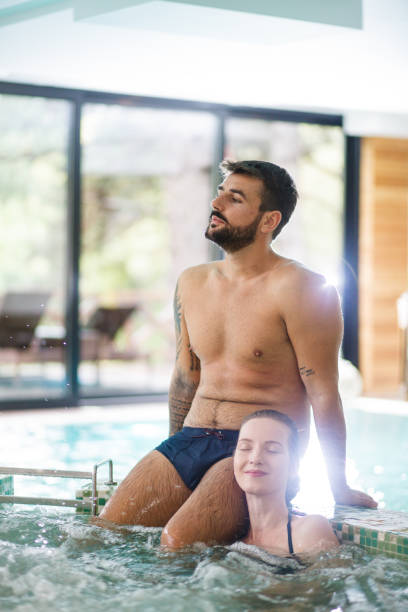 homme et femme détendant dans la piscine de massage d'hydro - hidromassage inside of wet luxury photos et images de collection