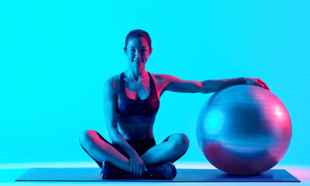 mujer exercsing fitness pilates exercices aislados - exercices fotografías e imágenes de stock