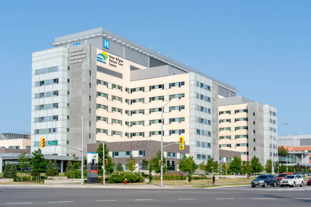 캐나다 온타리오 주 오크빌에 있는 오크빌 트라팔가 기념 병원. - medical plaza 뉴스 사진 이미지