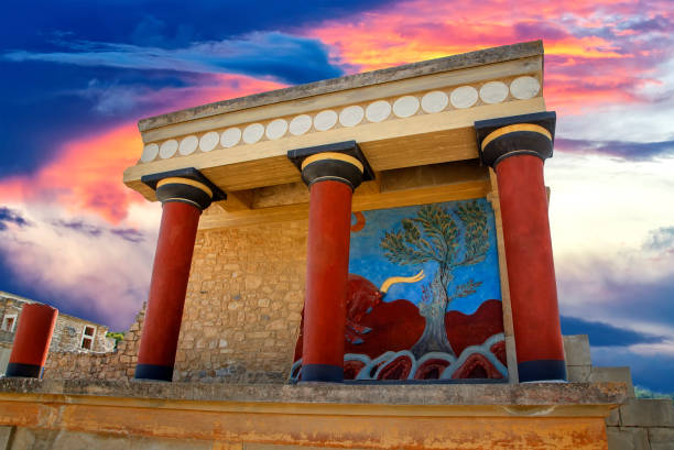 vista de las antiguas ruinas del famoso palacio knossos en creta en grecia - edad de bronce fotografías e imágenes de stock