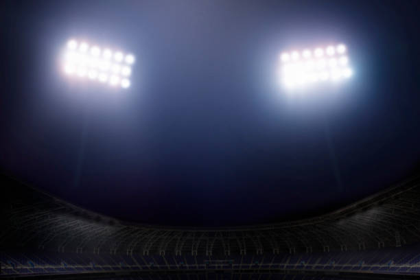 vue des lumières de stade la nuit - illuminé par projecteur photos et images de collection