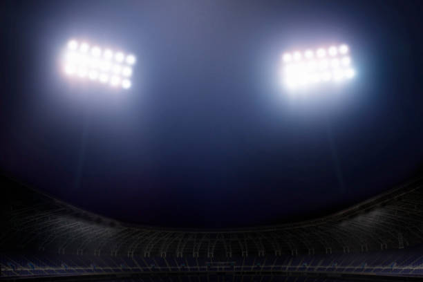 vista delle luci dello stadio di notte - illuminazione con riflettori foto e immagini stock