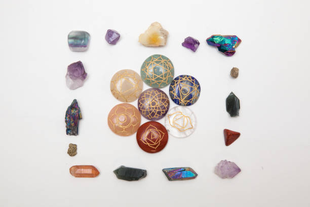 хрустальная рама с камнями чакры - chakra crystal recovery spirituality стоковые фото и изображения