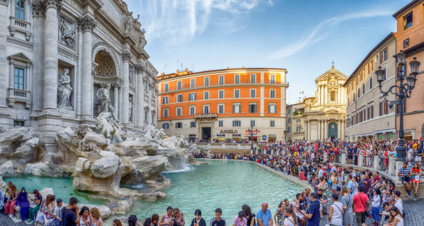 観光客で覆われたトレビの泉, ローマ, イタリア - trevi fountain rome fountain panoramic ストックフォトと画像