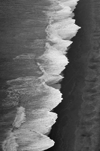 아이슬란드 빅의 검은 모래 해변에서 파도의 공중 보기 - black sand beach scenics sand 뉴스 사진 이미지