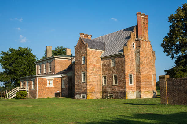 замок бэкона, построенный в 1665 году в сарри, вирджиния - house farm brick chimney стоковые фото и изображения