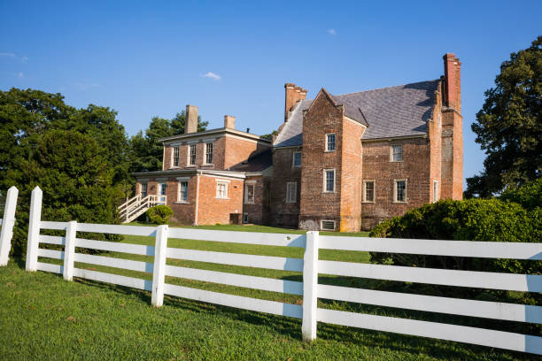 castillo histórico de bacon en surry, va - house farm brick chimney fotografías e imágenes de stock