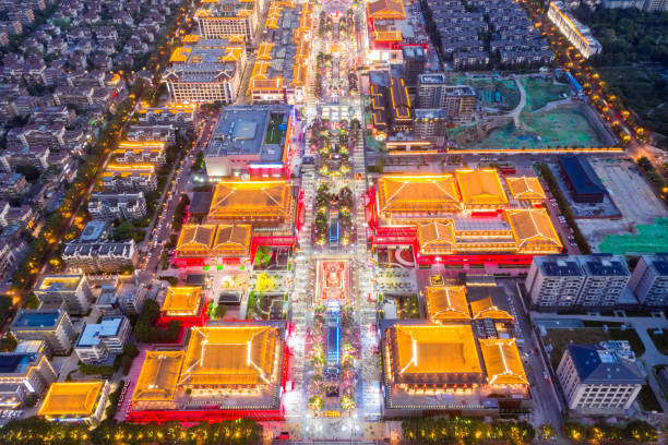luftaufnahme des nachtmarktes auf xian stadt - xian stock-fotos und bilder