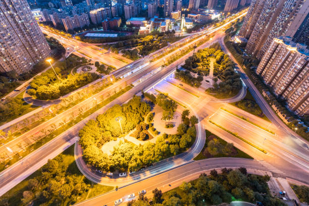 городская дорожная развязка ночью - overpass night xian contemporary стоковые фото и изображения