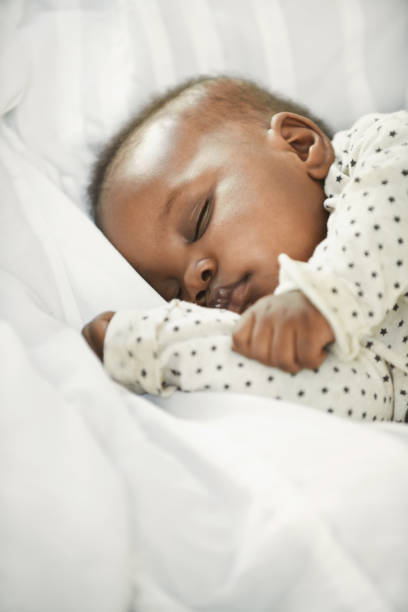 아기는 작은 천사 - baby duvet sleeping bed 뉴스 사진 이미지