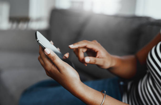 ponerse en contacto con amigos y familiares nunca ha sido tan fácil - zoom hacia dentro fotografías e imágenes de stock