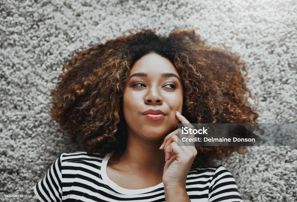 Su mente está en modo de meditación - Foto de stock de Acostado libre de derechos