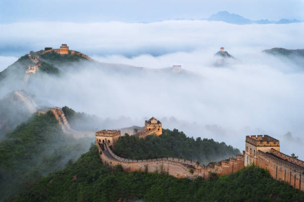 la gran muralla de las montañas jinshan en el mar nube - china fotografías e imágenes de stock