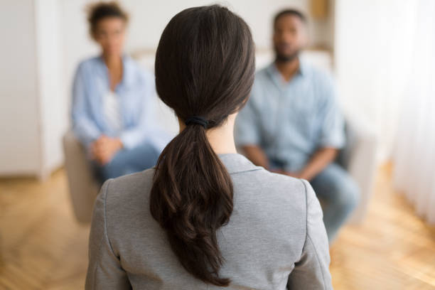 couples counselor listening to african american spouses sharing family problems - mental health professional family couple psychiatrist imagens e fotografias de stock