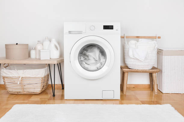 intérieur domestique de pièce avec lamachine à laver moderne et paniers à linge - washing photos et images de collection