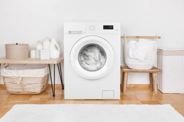 interni domestici con lavatrice moderna e cestini per bucato - cotton white textured toiletries foto e immagini stock