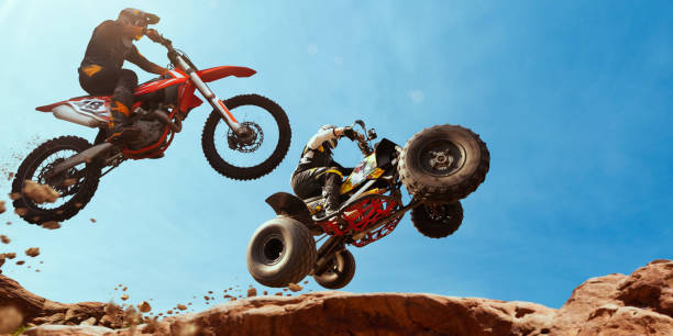 atv rider dans l'action avec le pilote de motocross. - off road vehicle quadbike quad racing motocross photos et images de collection