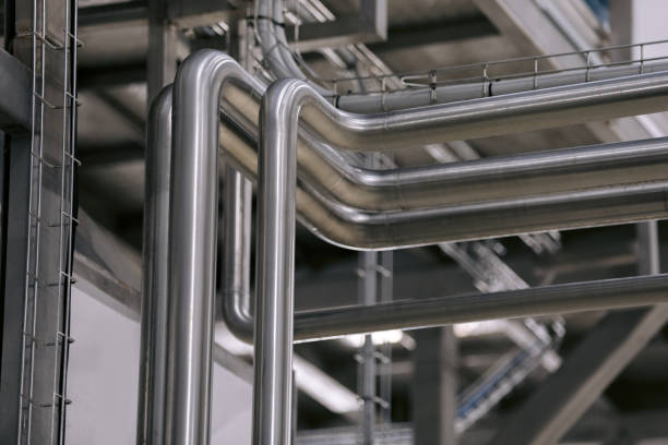 tubos de acero inoxidable en la fábrica. - shiny pipe metal tube fotografías e imágenes de stock
