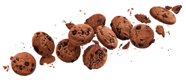fallen gebrochen schokolade chip cookies isoliert auf weißem hintergrund mit clipping-pfad - drop cookies stock-fotos und bilder