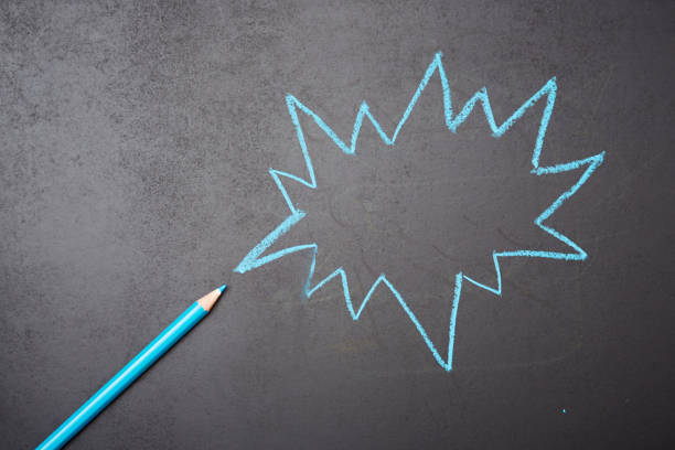 matita di colore blu disegna bolla di pensiero a zigzag alla lavagna - pencil drawing flash foto e immagini stock