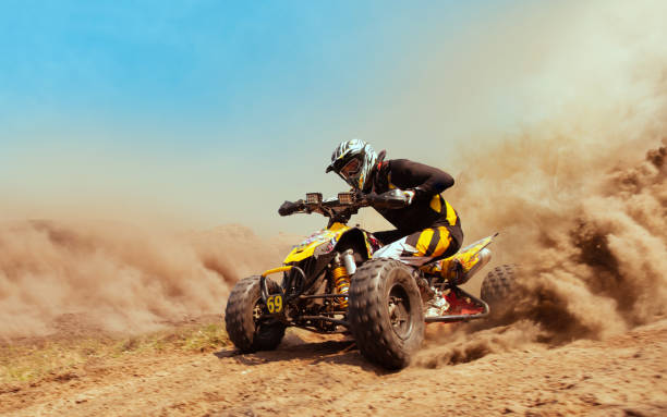 quad. - off road vehicle quadbike desert dirt road fotografías e imágenes de stock