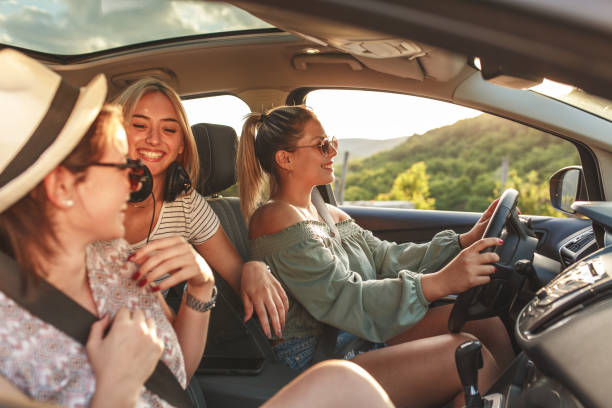 tres mejores amigas viajan juntas. - seat belt audio fotografías e imágenes de stock