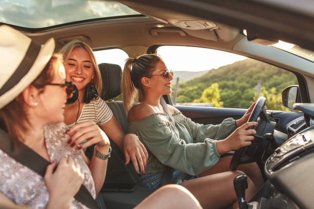 trois meilleures amies voyagent ensemble. - seat belt audio photos et images de collection