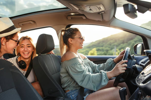 tres mejores amigas viajan juntas. - seat belt audio fotografías e imágenes de stock