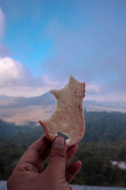 сухой хлеб установлен на горе батур. - canyon plateau large majestic стоковые фото и изображения