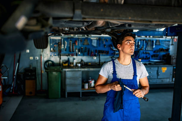 自動車サービスガレージで車のエンジンをチェックする男性 - mechanic auto mechanic wrench auto repair shop ストックフォトと画像