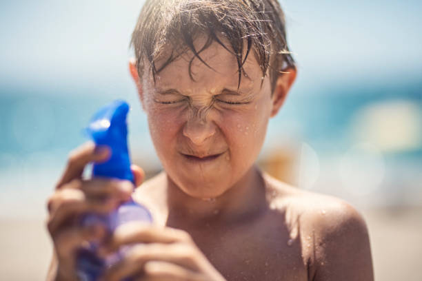 niño enfriándose con agua pulverizada - spraying beaches summer sunlight fotografías e imágenes de stock
