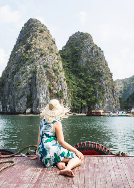 kaukaska blondynka w słomkowym kapeluszu korzystających z rejsu statkiem w lan ha bay, cat ba wyspa, wietnam - halong bay vietnam bay cruise zdjęcia i obrazy z banku zdjęć