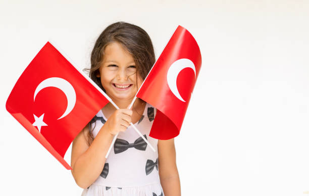 niña con banderas turcas - turquia bandera fotografías e imágenes de stock