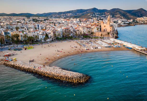 vista aérea de sitges no por do sol. catalunha. espanha - port de barcelona catalonia spain barcelona city - fotografias e filmes do acervo