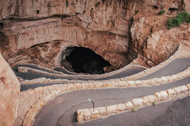 entrada natural del parque nacional de las cavernas de carlsbad - desierto chihuahua fotografías e imágenes de stock