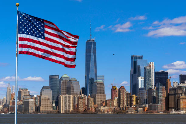 szene von flag of america über new york stadtbild flussseite, die lage ist lower manhattan, architektur und gebäude mit touristischen und unabhängigkeitstag konzept - lowering sky stock-fotos und bilder