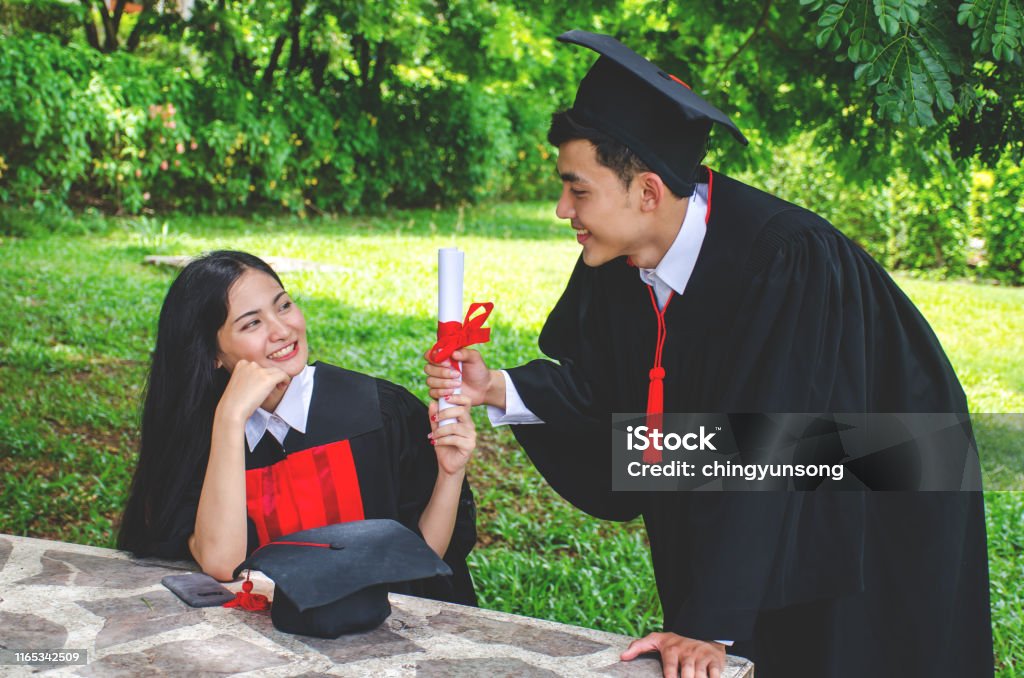 Pareja De Graduados Sonrientes Felices Mujeres Estudiantes Amigos En Vestidos De Graduación Que Poseen Diplomas Y Se Felicitan Mutuamente Elevar A Novio Foto de stock y más banco de imágenes de Adulto - Pareja De Graduados Sonrientes Felices Mujeres Estudiantes Amigos En Vestidos De Graduación Que Poseen Diplomas Y Se Felicitan Mutuamente Elevar A Novio Foto de stock y más banco de imágenes de Adulto -